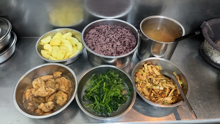 午餐：(養生紫米飯)、蒜香燒魚、台式小炒、季節時蔬、蕃茄黃芽湯、四季水果2025/02/13