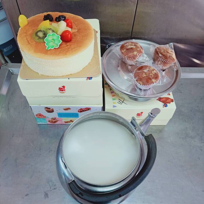早點：慶生蛋糕+牛奶
