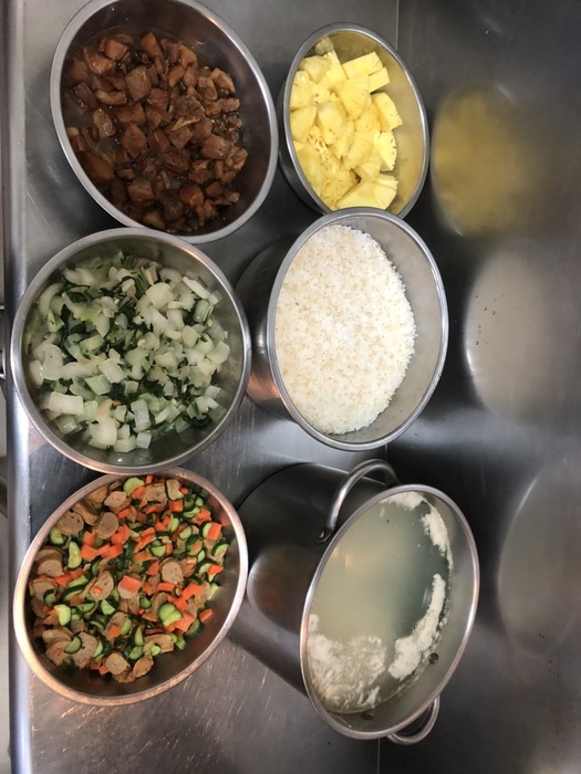 午餐：(營養糙米飯)、紅燒肉、彩蔬甜條、季節時蔬、豆薯排骨湯、四季水果