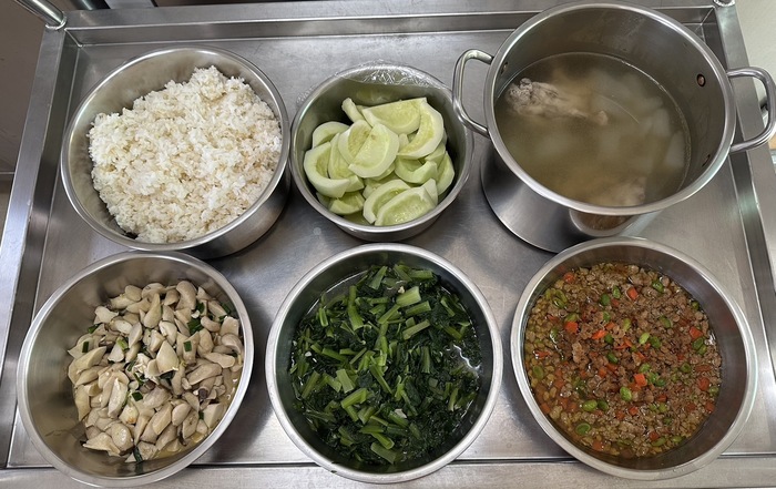 午餐：(營養糙米飯)、豆仔肉茸、金沙杏鮑菇、季節時蔬、冬瓜雞骨湯、 四季水果2024/08/23午點：鮮奶銀耳西米露