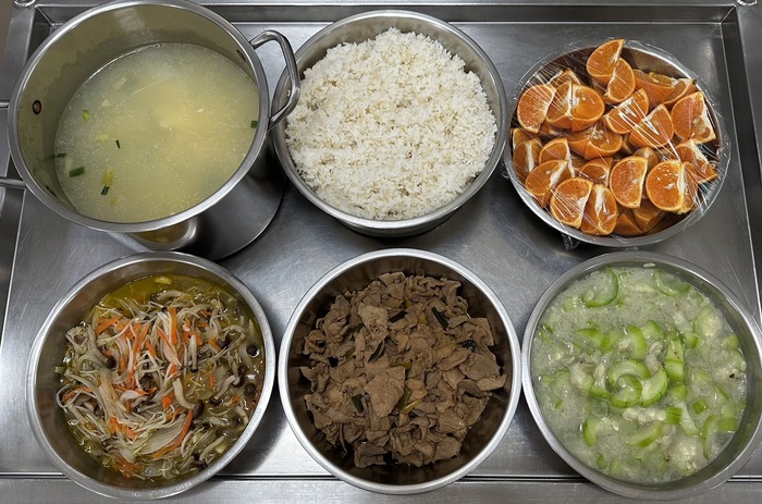 午餐：(營養糙米飯)、薑汁肉片、銀芽炒菇、季節時蔬、柴魚蛋花湯、四季水果