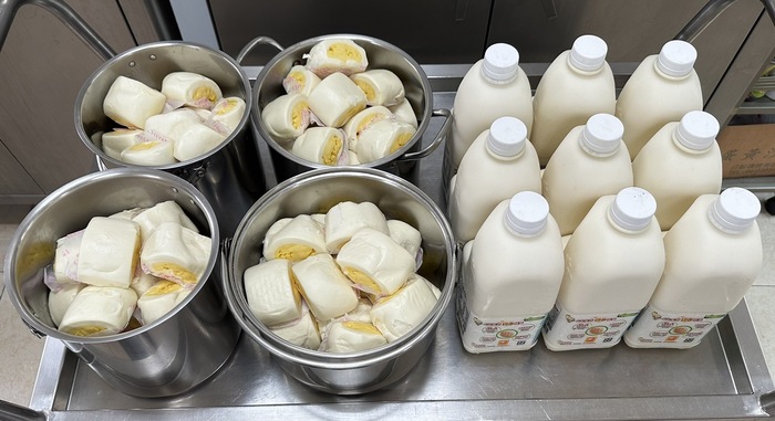 午點：銀絲捲+無糖豆漿