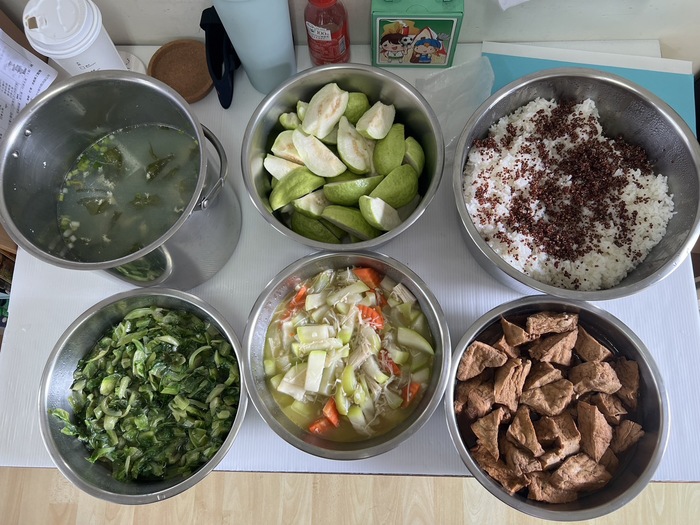午餐：(紅藜飯)、五香油腐、蒲瓜什燴、季節時蔬、紫菜蛋花湯、四季水果