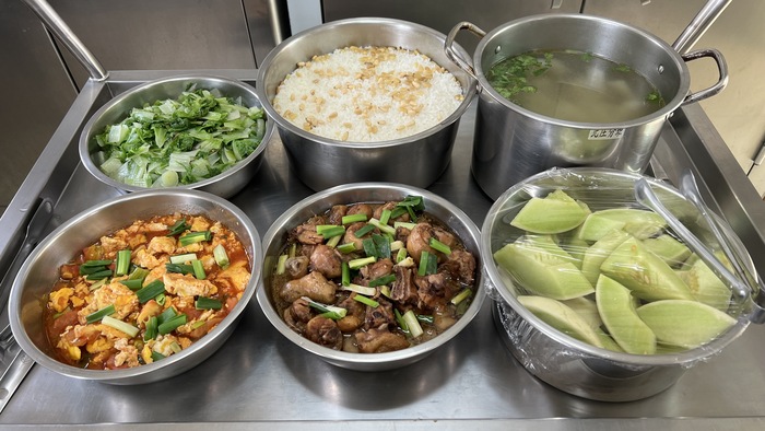 午餐：(香香松子飯)、蔥油雞、蕃茄燴蛋、季節時蔬、香根蘿蔔湯、四季水果