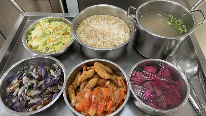 午餐：(燕麥飯)、糖醋魚條、塔香茄子、季節時蔬、芹香洋芋湯、四季水果