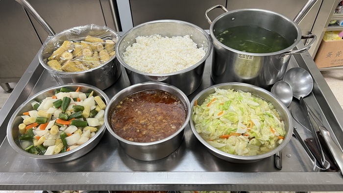 午餐：(營養糙米飯)、香香肉燥、秋葵燴玉筍、季節時蔬、鮮味海菜湯、四季水果