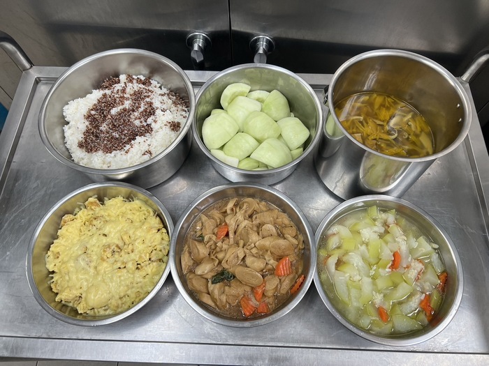 午餐：(紅藜飯)、塔香麵腸、起司炒蛋、季節時蔬、金針湯、四季水果
