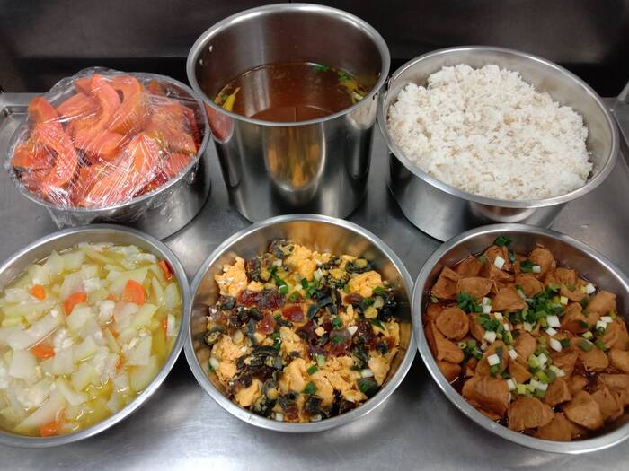 午餐：★(高纖麥片飯)、紅燒麵腸、三色炒蛋、季節時蔬、金針湯、四季水果