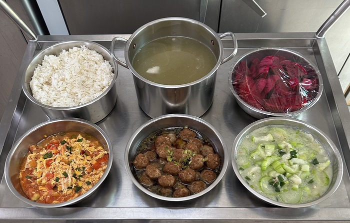 午餐：(營養糙米飯)、蒸肉丸子、番茄炒蛋、季節時蔬、黃芽排骨湯、四季水果