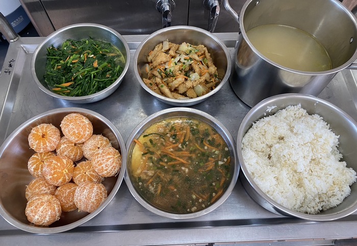 午餐：(養生紫米飯)、蔥炒魚片、肉燥蒸蛋、季節時蔬、青菜腐皮湯、四季水果