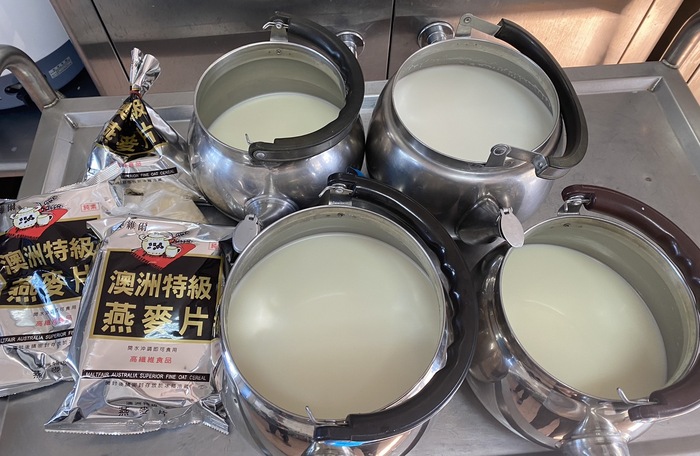 午點：燕麥片+牛奶