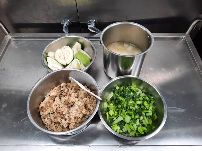 午餐：香菇油飯+季節時蔬+味噌蘿蔔湯+水果