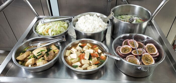 午餐：(營養糙米飯)、香煎魚片、紹子豆腐、季節時蔬、甘杞絲瓜湯、四季水果