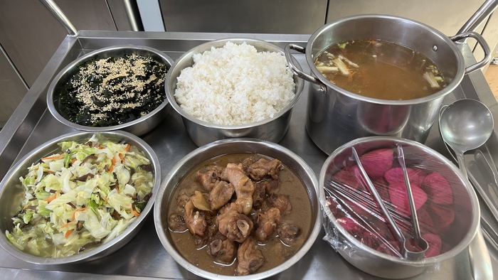 午餐：(營養糙米飯)、蒜香燒雞、香拌芝麻海芽、季節時蔬、金菇肉絲湯、四季水果