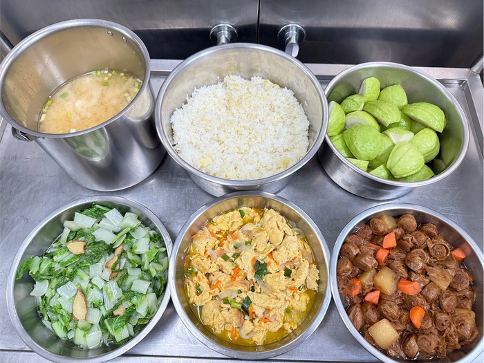 午餐：(健康小米飯)、蘿蔔煨麵輪、雙色炒蛋、季節時蔬、日式味噌湯、四季水果