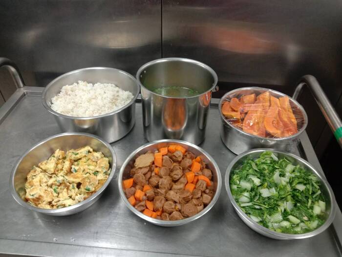 午餐：★(高纖麥片飯)、花生滷麵輪、蔥花蛋、季節時蔬、鮮採菇菇湯、四季水果