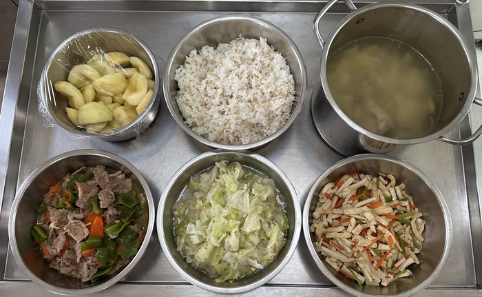 午餐：(燕麥飯)、滑溜肉片、芹香豆干、季節時蔬、竹筍雞骨湯、四季水果2024/08/30