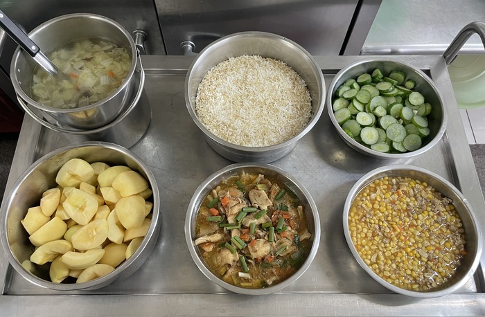 午餐：(營養糙米飯)、沙茶魚片、玉米腰果肉茸、季節時蔬、包白什錦湯、四季水果