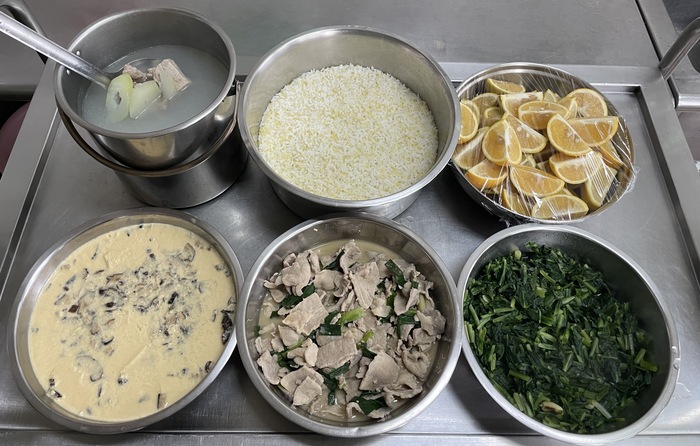 午餐：(健康小米飯)、味噌肉片、香菇蒸蛋、季節時蔬、菜心排骨湯、四季水果2024/12/24