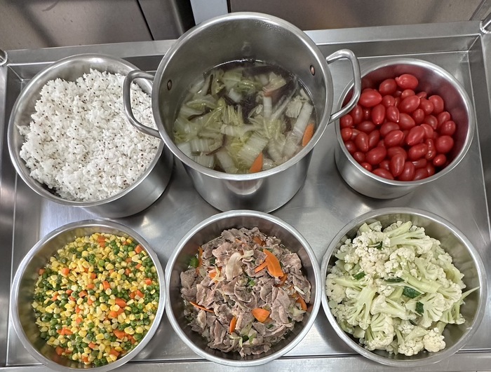午餐：(紅藜飯)、回鍋肉片、豌豆玉米、季節時蔬、包白什錦湯、四季水果
