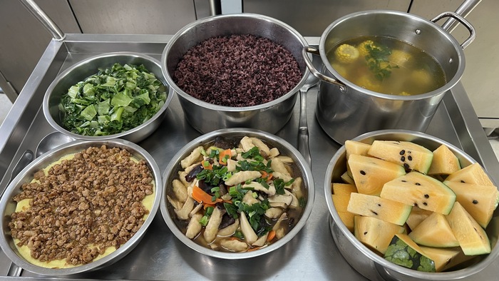 午餐：養生紫米飯、生炒花枝羹、肉燥蒸蛋、季節時蔬、金黃玉米湯、四季水果