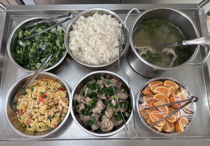 午餐：(營養糙米飯)、蔥油雞、蕃茄燴蛋、季節時蔬、雙色蘿蔔湯、四季水果