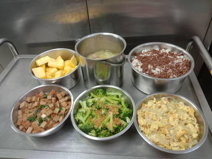 早餐：紅藜飯午餐：香菇滷豆干、洋蔥炒蛋、季節時蔬、高麗菜腐皮湯、四季水果