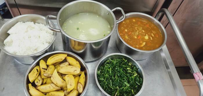 午餐：咖哩洋芋雞肉飯、季節時蔬、柴魚蛋花湯、四季水果