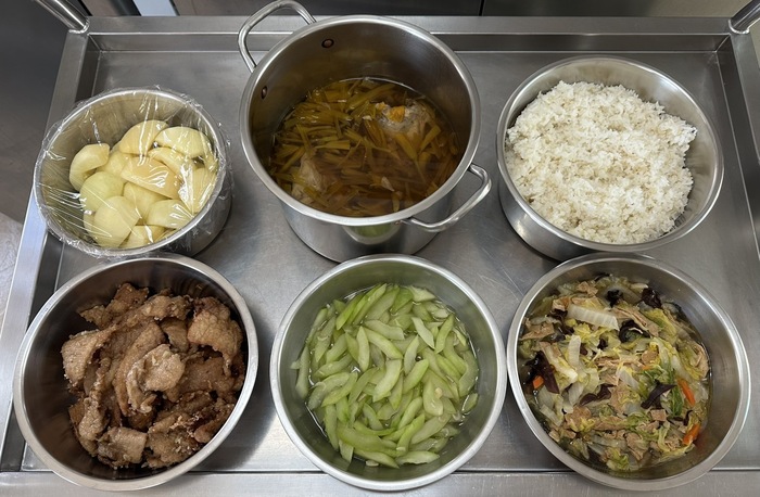 午餐：(營養糙米飯)、古早味豬排、白菜滷、季節時蔬、金針湯、四季水果2025/01/10