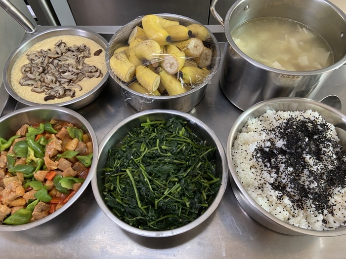 午餐：(芝麻糙米飯)、咕咾肉、鮮味蒸蛋、季節時蔬、竹筍排骨湯、四季水果