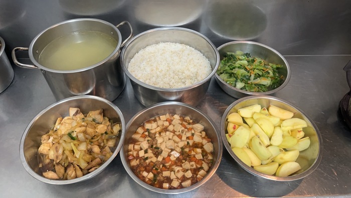 午點：(營養糙米飯)、蔥炒魚片、麻婆豆腐、季節時蔬、青木瓜雞骨湯、四季水果2025/02/27