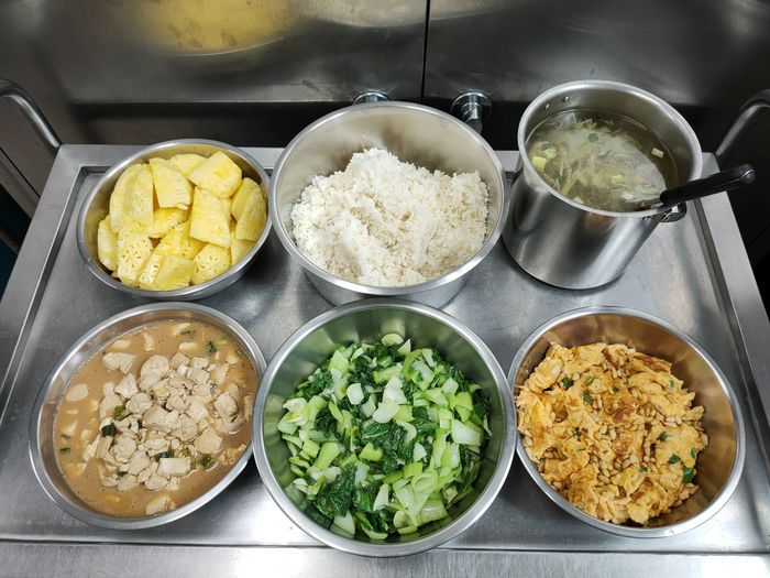 午餐：(營養糙米飯)、滷傳統豆腐、松子甜蔥炒蛋、季節時蔬、菇菇洋蔥湯、四季水果