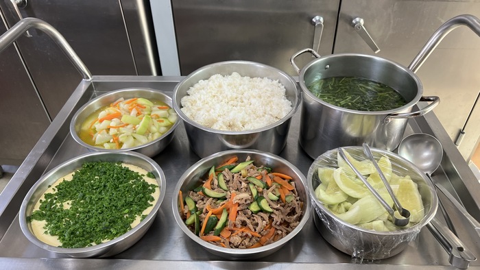午餐：(高纖麥片飯)、京醬肉絲、翡翠蒸蛋、季節時蔬、丁香蔬菜湯、四季水果