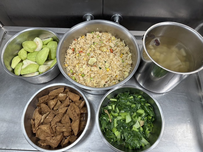 午餐：羅漢炒飯、滷油腐、季節時蔬、紅棗冬瓜湯、四季水果
