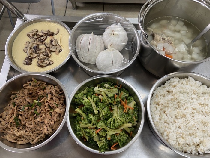 午餐：小薏仁飯、京醬肉絲、鮮味蒸蛋、季節時蔬、蘿蔔雞骨湯、四季水果