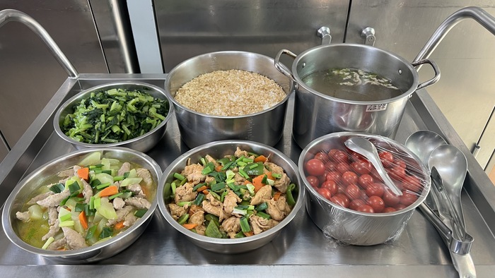 午餐：燕麥飯、豆瓣炒雞、黃瓜燴什錦、季節時蔬、木須肉絲湯、四季水果