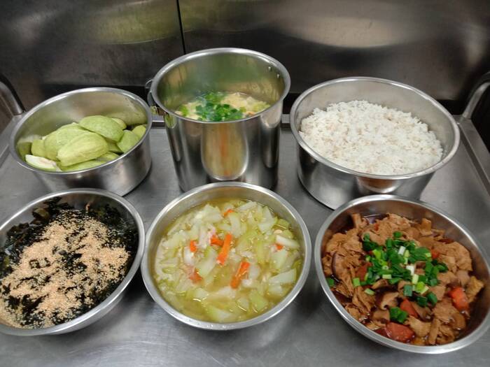 午餐：(高纖麥片飯)、燜滷時菇、香拌芝麻海芽、季節時蔬、青菜豆腐湯、四季水果