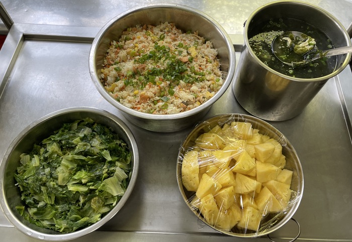午餐：鮭魚玉米炒飯、季節時蔬、紫菜蛋花湯、四季水果