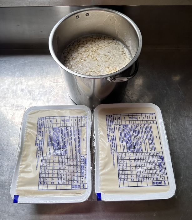 午點：(燕麥飯)、玉筍雞丁、肉末冬瓜滷、季節時蔬、青菜貢丸湯、四季水果午點：Q嫩豆花