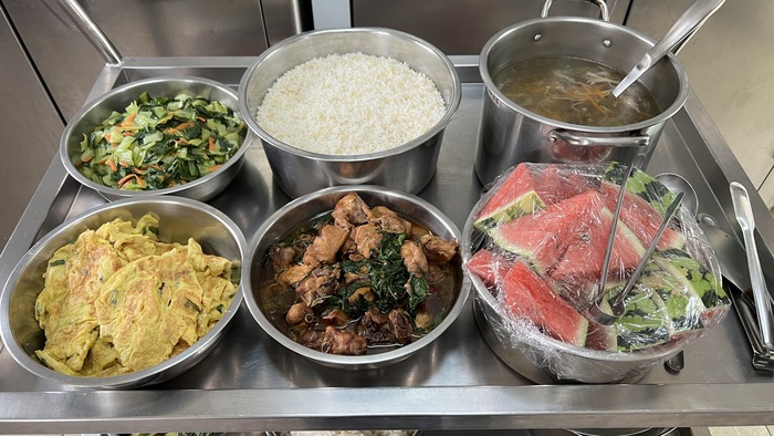 午餐：(營養糙米飯)、三杯雞、開陽煎蛋、季節時蔬、金菇什錦湯、四季水果