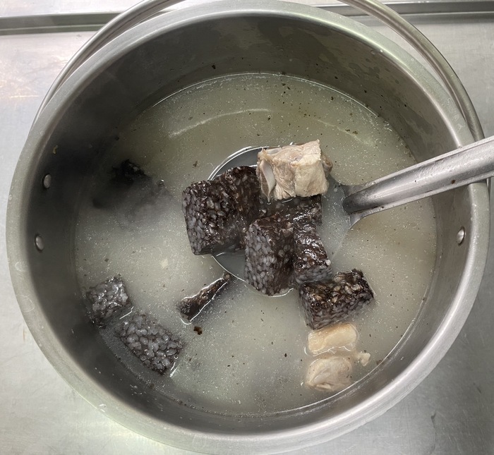 早點：薑絲米血肉骨湯