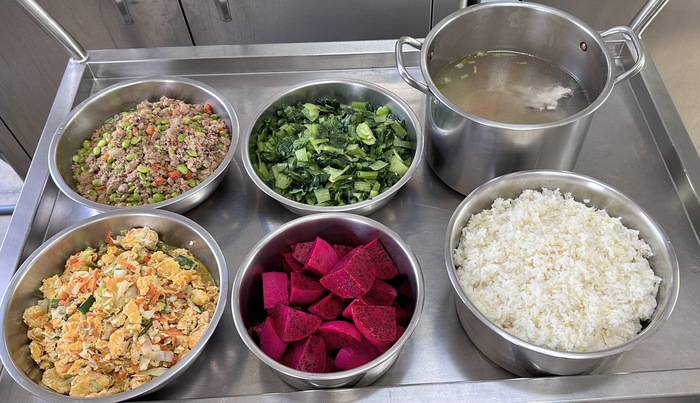 午餐：(健康小米飯)、毛豆肉茸、雙色炒蛋、季節時蔬、芹香洋芋湯、四季水果