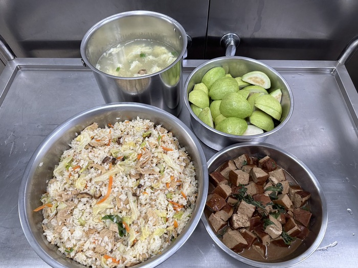 午餐麻油高麗菜燜飯、塔香大黑干、菇菇蛋花湯、四季水果