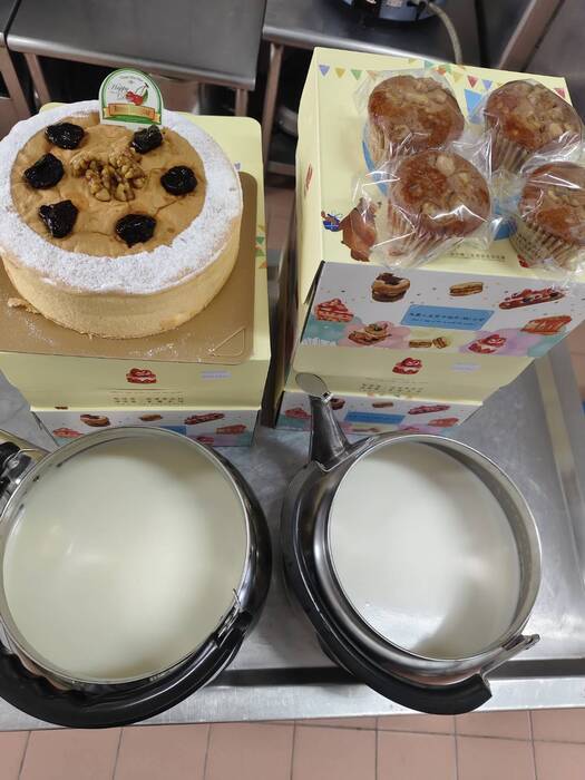 早點：生日蛋糕+牛奶