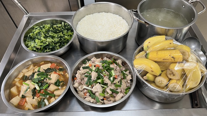 午餐：(健康小米飯)、芋香雞丁、三杯嫩腐、季節時蔬、蒲仔排骨湯、四季水果