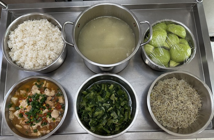 午餐：(芝麻糙米飯)、香炒吻仔魚、彩燴豆腐、季節時蔬、竹筍排骨湯、四季水果