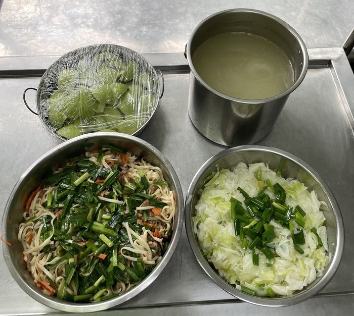 午餐：台式炒麵、季節時蔬、竹筍排骨湯、四季水果