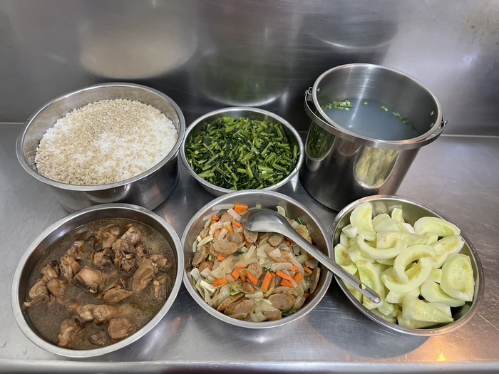 午餐：(營養糙米飯)、蒜燒雞、洋蔥炒甜條、季節時蔬、蜆仔湯、四季水果