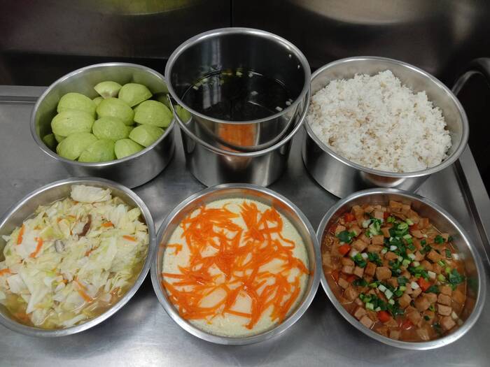 午餐：高纖麥片飯、蔥爆豆干、紅絲蒸蛋、季節時蔬、薑絲紫菜湯、四季水果