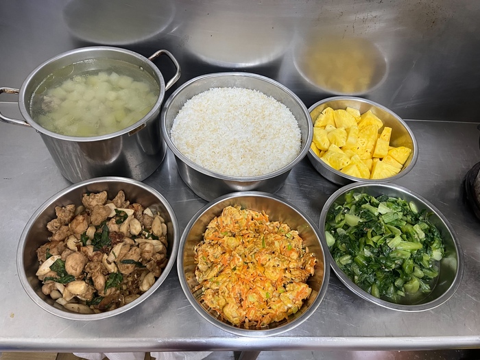 午餐：(營養糙米飯)、三杯雞、開陽煎蛋、季節時蔬、蒲瓜雞骨湯、四季水果